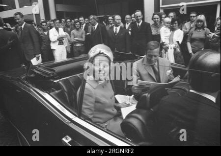 Working visit of Princess Beatrix and Prince Claus to the province of Utrecht, Beatrix and Claus during a guided tour outside the offices of Utrechts Nieuwsblad; ca. August 1972 Stock Photo