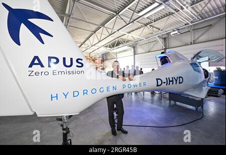 11 August 2023, Brandenburg, Strausberg: A hydrogen aircraft engine ...