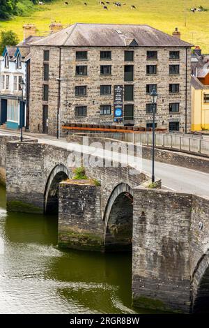 Arched stone bridge over the River Teifi or Afon Teifi in the centre of Cardigan or Ceredigion in West Wales UK. Stock Photo