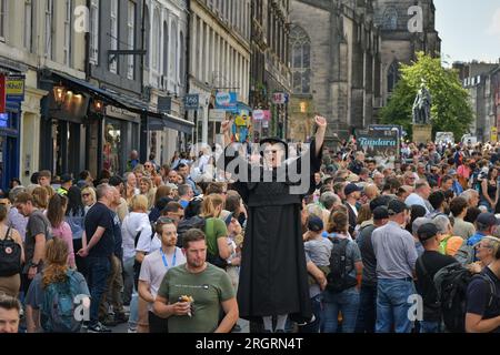 Edinburgh Scotland, UK 11 August 2023. Crowds and performers on the Royal Mile during the Edinburgh Festival. credit sst/alamy live news Stock Photo