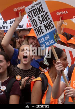 Doctors Protest - JEFF MOORE - Junior doctors demonstrate for fair pay outside Downing Street on Whitehall this afternoon. 11/08/2023 Stock Photo