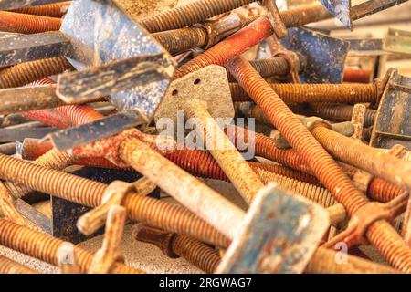 components for scaffolding, fasteners, screws, connections in a pile, old and rusty Stock Photo