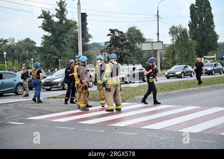 Non Exclusive: ZAPORIZHZHIA, UKRAINE - AUGUST 10, 2023 - Rescuers are pictured at the scene of a Russian missile attack on Zaporizhzhia, southeastern Stock Photo