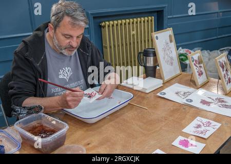 Andy from Real Pressed Seaweed making new creations from sustainably foraged drift seaweed at an artisan fair in St Ives. Cornwall. Stock Photo