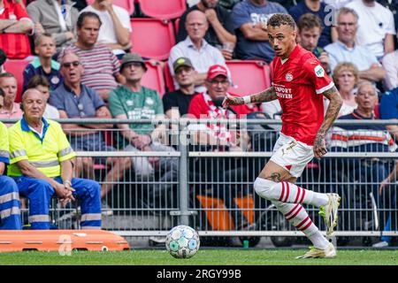 Eindhoven, Netherlands. 12th Aug, 2023. EINDHOVEN, NETHERLANDS - AUGUST 12:  Noa Lang of PSV gives a hand to Hidde ter Avest of FC Utrecht during the  Dutch Eredivisie match between PSV and