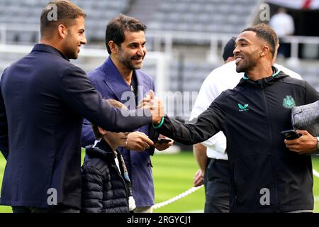 Newcastle United's Callum Wilson (right) shake hands with Newcastle United co-owner Jamie Reuben (left) with chairman Yasir Al-Rumayyan arrives to the stadium ahead of the Premier League match at St. James' Park, Newcastle upon Tyne. Picture date: Saturday August 12, 2023. Stock Photo