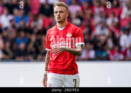 Eindhoven, Netherlands. 12th Aug, 2023. EINDHOVEN, NETHERLANDS - AUGUST 12:  Noa Lang of PSV gives a hand to Hidde ter Avest of FC Utrecht during the  Dutch Eredivisie match between PSV and