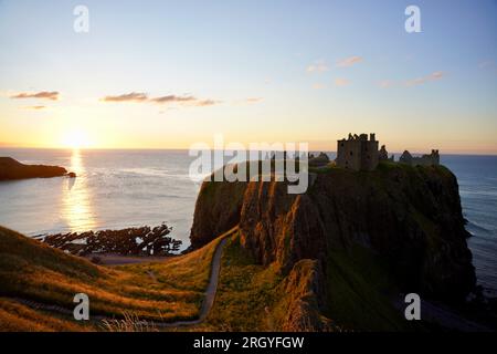 dunnottar-castle-during-a-summer-sunrise-stock-photo-alamy