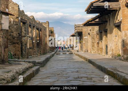 Pompeii Archaeological Site, Campania, Italy.  Via dell'abbondanza, one of the major streets in the city.  Pompeii, Herculaneum, and Torre Annunziata Stock Photo