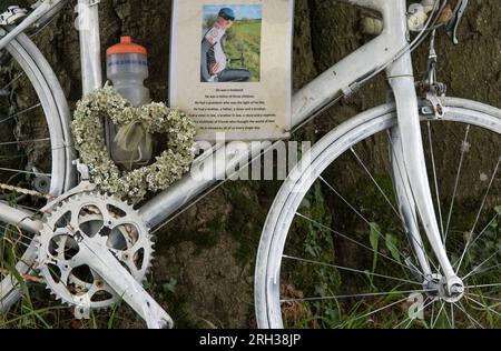 White Memorial Bicycle UK. Ghostcycle also know as a Ghost Bike. Cyclist in the countryside killed on his pedal cycle bike, cycling home along a country road. The right of way road markings were hardly visible. Sarum Road and Woodman Lane, near Sparsholt. Hampshire UK 2023 2020s England. HOMER SYKES Stock Photo