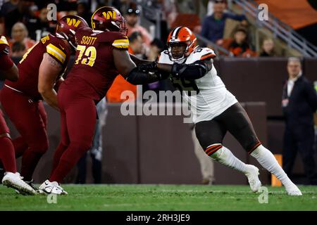 Commanders sign OT Trent Scott