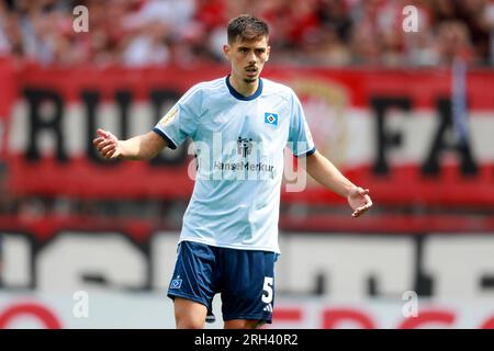 Essen, Deutschland, DFB-Pokal, 1. Runde Rot Weiss Essen-Hamburger SV 3-4 n.V. am 13.08.2023 im Stadion an der Hafenstrasse in Essen Dennis HADZIKADUNIC (HSV)  Foto: Norbert Schmidt, Duesseldorf Stock Photo