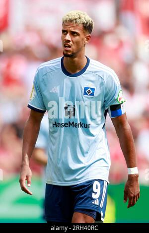 Essen, Deutschland, DFB-Pokal, 1. Runde Rot Weiss Essen-Hamburger SV 3-4 n.V. am 13.08.2023 im Stadion an der Hafenstrasse in Essen Robert GLATZEL (HSV) Foto: Norbert Schmidt, Duesseldorf Stock Photo