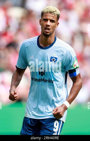 Essen, Deutschland, DFB-Pokal, 1. Runde Rot Weiss Essen-Hamburger SV 3-4 n.V. am 13.08.2023 im Stadion an der Hafenstrasse in Essen Robert GLATZEL (HSV) Foto: Norbert Schmidt, Duesseldorf Stock Photo