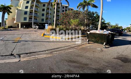 Treasure Island, Fla USA - 08 09 23: Treasure Island beach Village Vistas and dumpster Stock Photo