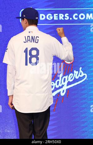 S. Korean high school pitcher Jang Hyun-seok formally introduced as new  Dodger