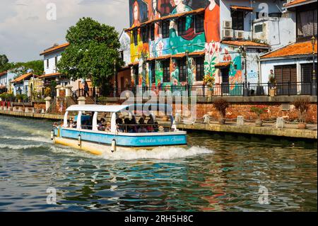 Malacca River Cruise boat sailing down the river on a sunny day Stock Photo