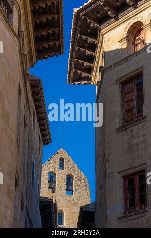 View of the San Esteban church at the end of a narrow street in Sos del Rey Católico, Spain Stock Photo