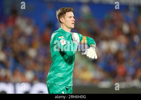 Eindhoven, Netherlands. 12th Aug, 2023. EINDHOVEN, NETHERLANDS - AUGUST 12:  Noa Lang of PSV gives a hand to Hidde ter Avest of FC Utrecht during the  Dutch Eredivisie match between PSV and