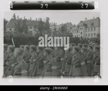 SS Photographer, Heiss (1943) Unit and soldiers in barracks, visit by Himmler with formal ceremony including Hitler Youth, unit movement by rail, soldiers manning an observation post in mountains, patrol in mountainous terrain and field activities, machine gun crew. Stock Photo