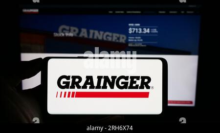 Logo of public company Grainger (W.W.) Inc. displayed on a smartphone. Flag  of USA background. Credit: PIXDUCE Stock Photo - Alamy