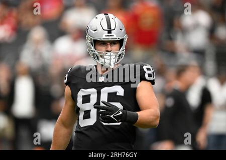 Las Vegas Raiders tight end Nick Bowers catches a pass during an NFL  football practice Tuesday, June 15, 2021, in Henderson, Nev. (AP Photo/John  Locher Stock Photo - Alamy