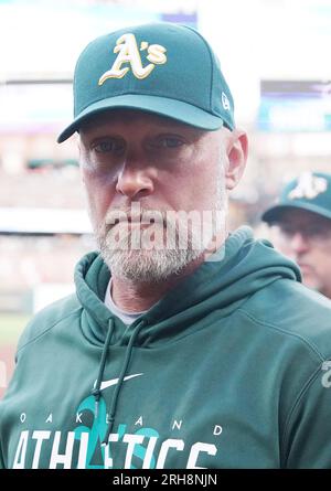 Oakland Athletics manager Mark Kotsay, right, talks with Athletics' Hoy ...