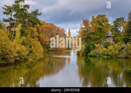 Scenic lake in the Bois de Boulogne, Paris France,  in fall Stock Photo