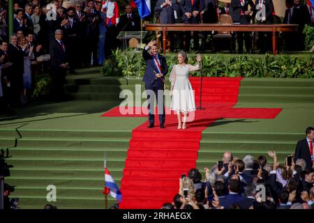 Paraguay, Asunción: 15 August 2023,  Santiago Peña (l) and his wife Leticia Ocampos wave after Peña was sworn in as Paraguay's new president at the Government Palace. Photo: Nathalia Aguilar/dpa Stock Photo
