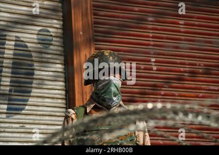 Srinagar, India. 15th Aug, 2023. August 15, 2023, Srinagar Kashmir, India : An Indian paramilitary trooper stands guard during India's 77th Independence Day celebrations in Srinagar. On August 15, 2023 in Srinagar Kashmir, India. (Photo By Firdous Nazir/Eyepix Group) Credit: Eyepix Group/Alamy Live News Stock Photo