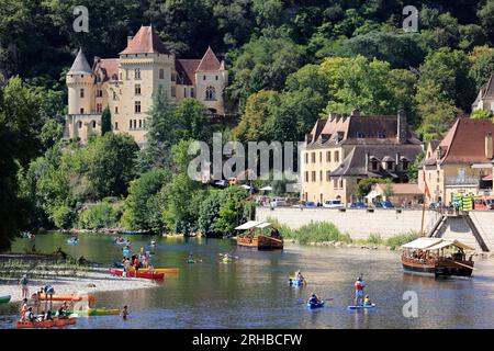 Tourisme et promenade sur la rivière Dordogne à La Roque-Gageac en Périgord Noir. Le village de La Roque-Gageac est classé parmi les plus beaux villag Stock Photo