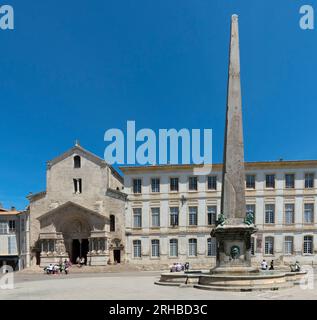 Cathedral Saint-Trophime, portal, Romanesque, UNESCO World Heritage Site, Place de la Republique with obelisk in Arles. Buches du Rhone, Provence, Fra Stock Photo
