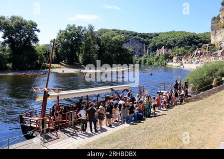 Tourisme et promenade sur la rivière Dordogne à La Roque-Gageac en Périgord Noir. Le village de La Roque-Gageac est classé parmi les plus beaux villag Stock Photo