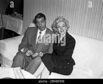 United States: c. 1954 Marilyn Monroe and Joe DiMaggio. Stock Photo