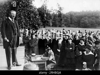 Cove Neck, Long Island, New York, September 18, 1917 Theodore Roosevelt speaking to a group of suffragettes from the porch at Sagamore Hill. Stock Photo