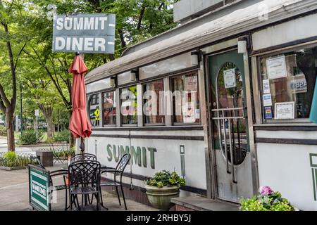 ummit, New Jersey – August 12, 2023: Vintage diner restaurant in Summit New Jersey Stock Photo