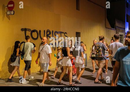 Hospitalet de Llobregat, Barcelona, Spain. 15th Aug, 2023. Graffiti against tourism appears in the streets of the Barcelona neighborhood of Gracia during the first day of its main festival, the most popular in the city. Gentrification and mass tourism on these dates even bother the neighbors. (Credit Image: © Marc Asensio Clupes/ZUMA Press Wire) EDITORIAL USAGE ONLY! Not for Commercial USAGE! Stock Photo