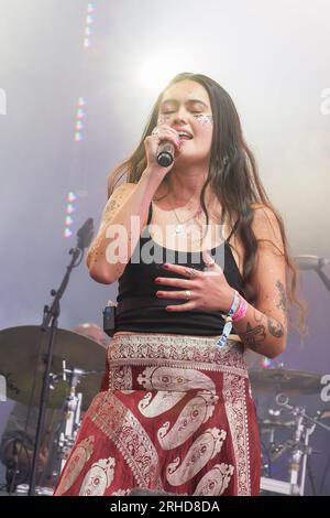 Jess Holland of Solstice performing at Fairports Cropredy Convention ...