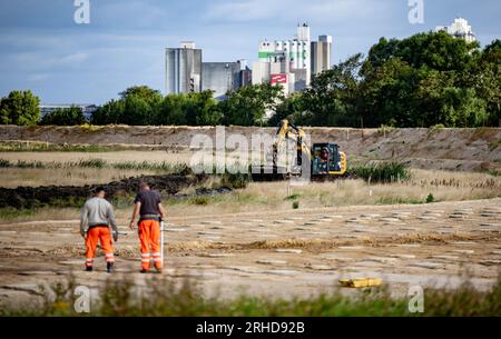 Husum, Germany. 16th Aug, 2023. Technicians are working on the three-lane expansion of the B5 between Husum and Tönning. Together with the A23, the B5 is the main mobility axis on the west coast of Schleswig-Holstein. Credit: Axel Heimken/dpa/17�Թ����� Live News Stock Photo