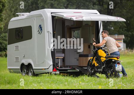 Duisburg, Germany. 16th Aug, 2023. A canoe lies behind the Yoka Go  motorhome (semi-integrated motorhome) from Dethleffs during a photo session  in the run-up to the Caravan Salon at the water ski