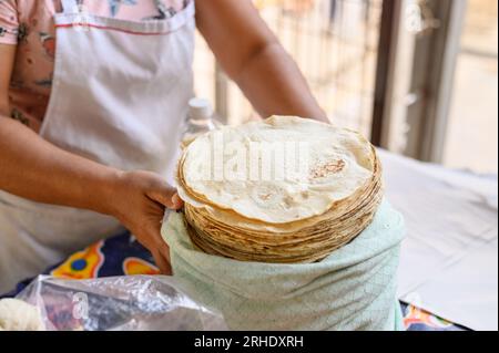 Mexico, Oaxaca, Woman making tortillas outside on traditional comal griddle  Stock Photo - Alamy