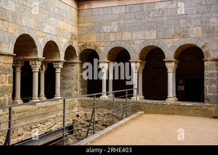 Upper cloister of the monastery of Sant Pere de Rodes (Alt Empordà, Girona, Catalonia, Spain) ESP: Claustro superior de Sant Pere de Rodes (Gerona) Stock Photo