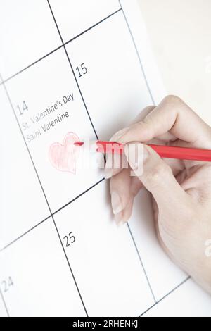 Drawing a heart on a calendar Stock Photo - Alamy