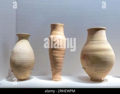 Vases in the Kassite Tradition from Babylonia, Al-Hajjar and Madinat Hamad cemeteries, Middle Dilmun c 1500- 1300 B.C. Stock Photo