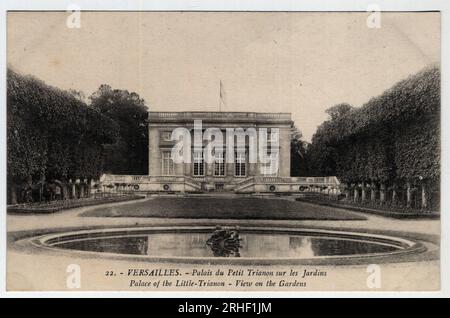 Chateau de Versailles : vue exterieure du palais du Petit Trianon sur les Jardins - Carte postale fin 19eme-debut 20eme siecle Stock Photo