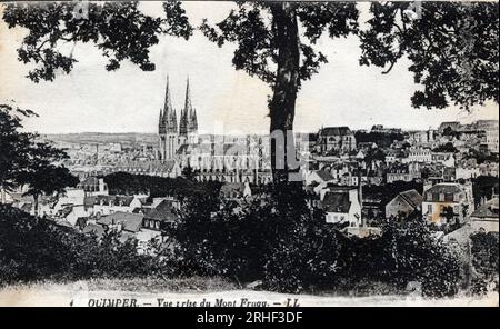 Bretagne, Finistere (29), Quimper : vue de la ville depuis le Mont Frugy - Carte postale fin 19eme-20eme siecle Stock Photo