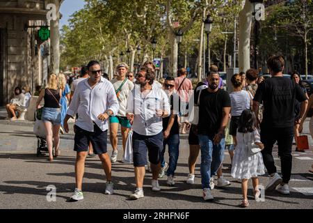 Barcelona, Barcelona, Spain. 16th Aug, 2023. A group of tourists walk along Paseo de Gracia in Barcelona. During this 2023, Spain is about to break the record of visitors it had in 2019. (Credit Image: © Marc Asensio Clupes/ZUMA Press Wire) EDITORIAL USAGE ONLY! Not for Commercial USAGE! Stock Photo