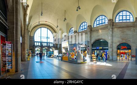 Frankfurt am Main, Germany - August 10, 2023: people at the central train station in Frankfurt hurry to the train. Stock Photo