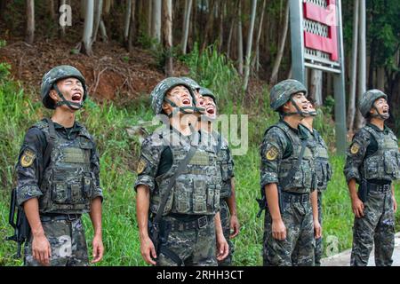 NANNING, CHINA - AUGUST 17, 2023 - SWAT team members shout at a mountain during a training break in Nanning, Guangxi Province, China, August 17, 2023. Stock Photo