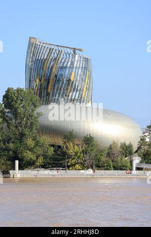 La Cité du Vin à Bordeaux lieu d'exposition sur le thème du vin au bord du fleuve la Garonne. Bordeaux, Gironde, France, Europe Stock Photo